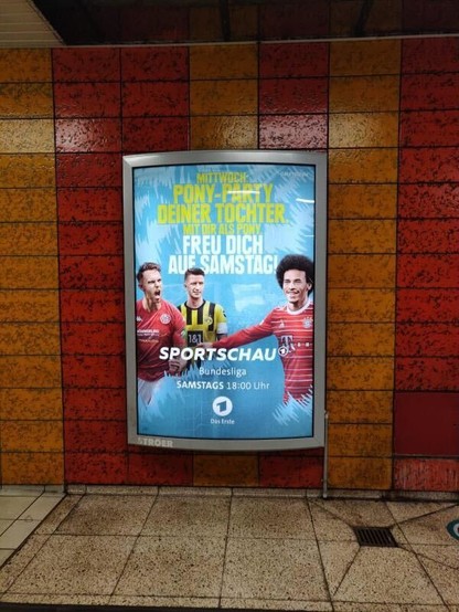 Ganz tief in die Klischeekiste hat die ARD für Sportschau-Werbeplakat zur Bundesliga gegriffen. Der Text: „Mittwoch: Pony-Party deiner Tochter mit dir als Pony. Freu dich auf Samstag!“ Darunter der Hinweis auf die Sportschau, Bundesliga, samstags. Ebenfalls auf dem Plakat drei Spieler der Herren-Fußball-Bundesliga.