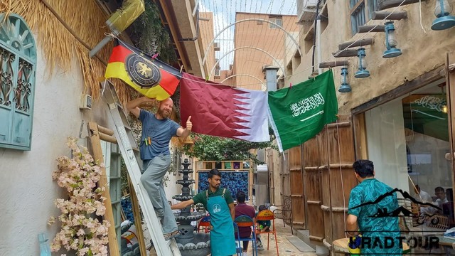 Deutsche Unterstützung bei der Flaggenbefestigung.