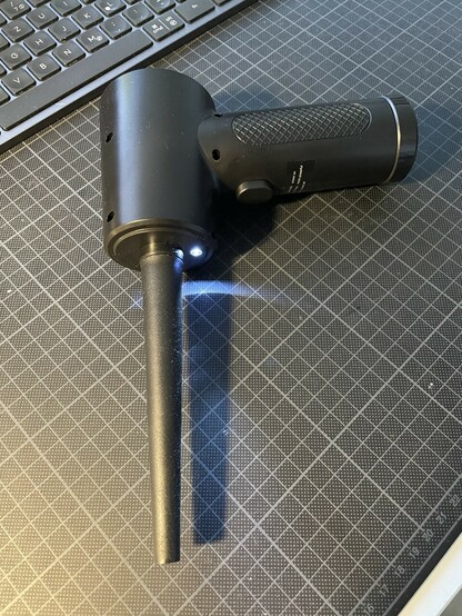 Druckluftpistole im Betrieb, mit automatisch leuchtender LED.