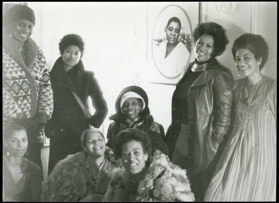 Mujeres del grupo de escritura de Toni Morrison y Alice Walker, entre otras: 
The Sisterhood Members, 1977. (front row from left) Nana Maynard, Ntozake Shange, Louise Meriwether (back row from left) Vertamae Smart-Grosvenor, Alice Walker, Audrey Edwards, Toni Morrison and June Jordan.