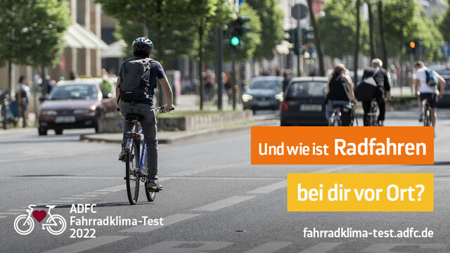 Personen fahren mit dem Fahrrad auf einem Radfahrstreifen. Auf dem Bild ist der Text: "Und wie ist Radfahren bei dir vor Ort?" sowie das Logo des ADFC-Fahrradklima-Tests.