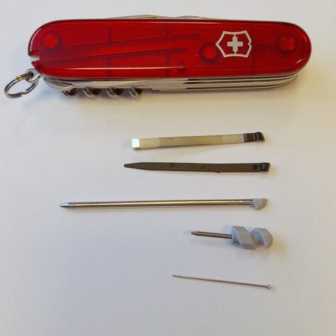 Mnou upravený Victorinox Huntsman+. Čelní pohled na nůž u něhož jsou vyšlapaný výměnné součásti. Kuličkové pero, šroubovák do vývrtky, špendlík, pinzeta a párátko.