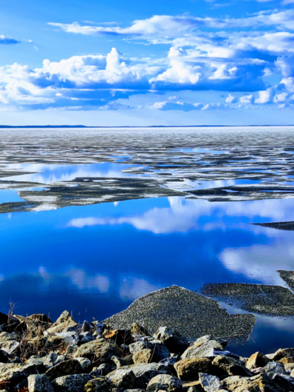 Valokuva Näsijärvestä jäidenlähtöä edeltävänä päivänä. Valotusarvoja on korjattu sopimaan Juhon värisokeaan silmään.