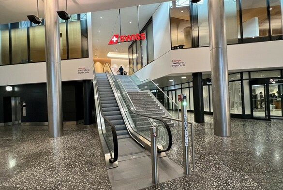 Rolltreppe im Flughafen, wo es zur Swiss Lounge hoch geht.
