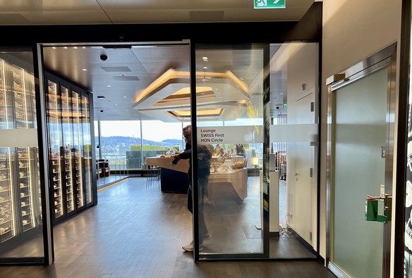 Eingang zur Swiss First Class Lounge in Zürich.