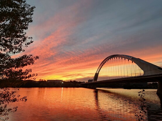 Atardecer en el Puente Lusitania de Mérida (Extremadura).
