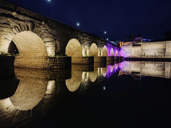 Anochecer en el Puente Romano de Mérida (Extremadura).