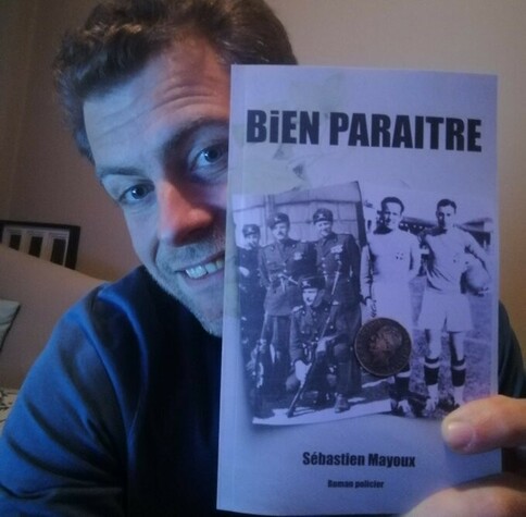 Bien paraitre, roman de Sébastien Mayoux sur l'Histoire, le foot... et la Coupe du monde 1042. 