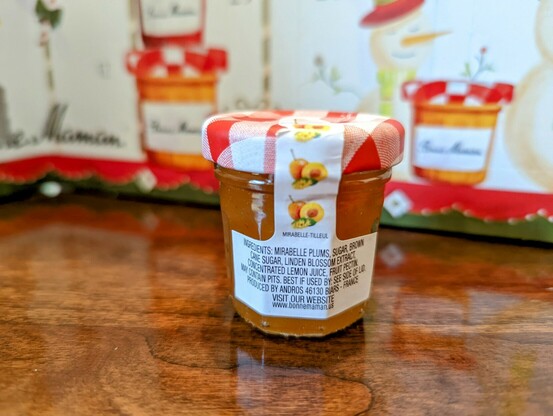 Back of the tiny jar listing the ingredients: Mirabelle plums, sugar, brown sugar, linden blossom extract, lemon juice, pectin. The labels on the front and on the back got their stories straight . Also cute drawing of linden blossoms which are apparently small and yellow