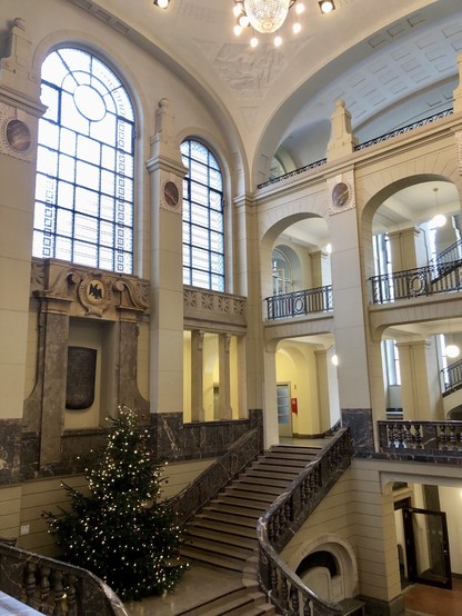 Eingangshalle der Bezirksregierung mit Weihnachtsbaum