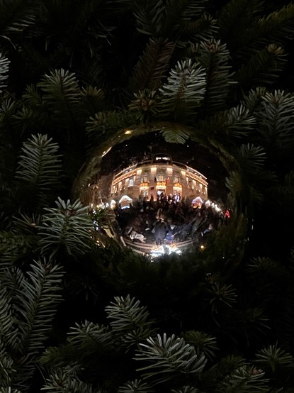 La mairie vue dans une boulle de Noël 