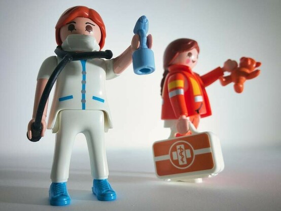 ⸻
Plastisch aus Plaste.
⸻
<ALT> Zwei Playmobilfiguren, eine Krankenpflegerin und eine Ärztin.
⸻
⸻