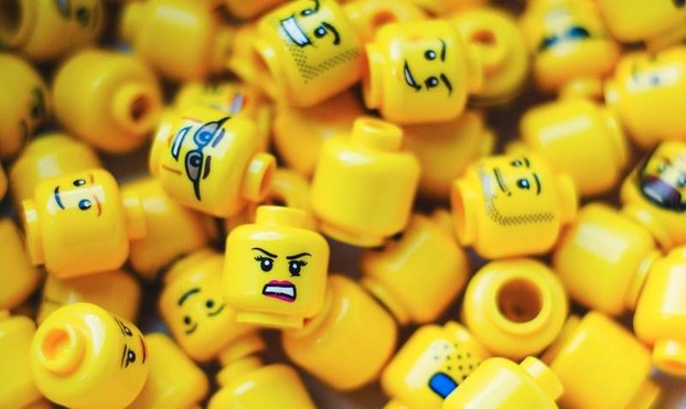 ⸻
Wenn das mal so leicht wäre, Köpfe zu wechseln ...
⸻
<ALT> Dutzende gelbe Köpfe von Lego-Figuren auf einem Haufen. 
⸻
⸻