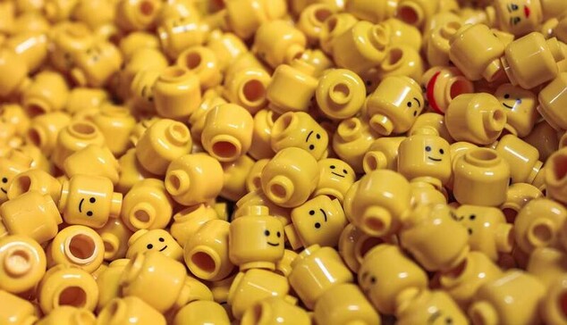 ⸻
Wenn das mal so leicht wäre, Köpfe zu wechseln ...
⸻
<ALT> Dutzende gelbe Köpfe von Lego-Figuren auf einem Haufen. 
⸻
⸻