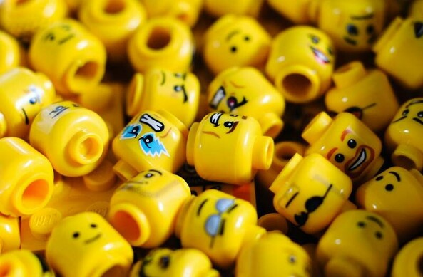 ⸻
Wenn das mal so leicht wäre, Köpfe zu wechseln ...
⸻
<ALT> Dutzende gelbe Köpfe von Lego-Figuren auf einem Haufen. 
⸻
⸻