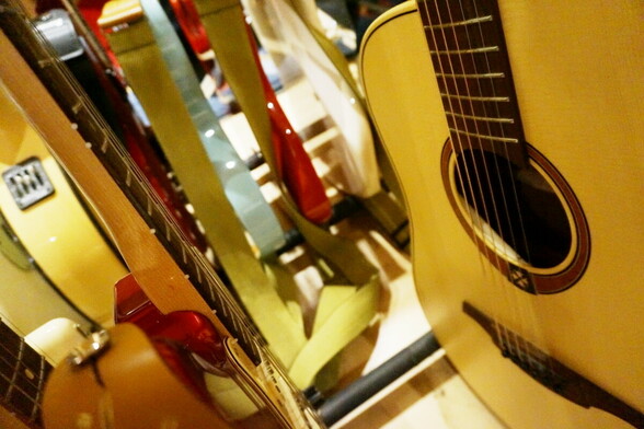 Mehrere Gitarren auf einem Gitarrenständer