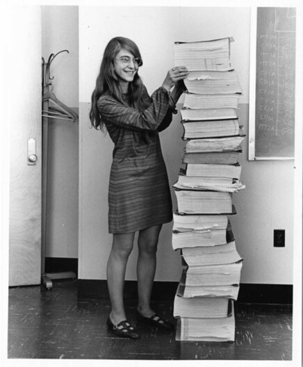 Informatikerin Margaret Hamilton mit dem ausgedruckten Quelltext des Apollo Guidance Computer des Mondlandungsprojekts.