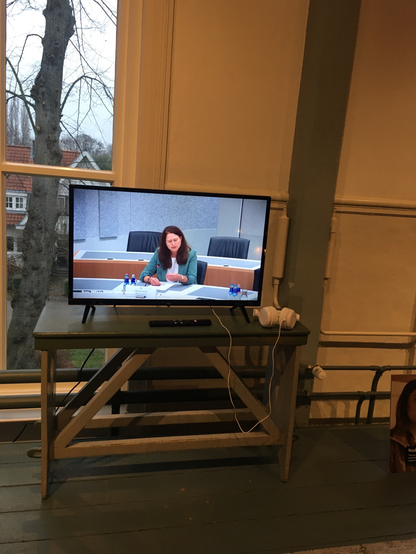 Jojanneke in de videoregistratie van het Tweede Kamerdebat over woonrecht voor weeskinderen.