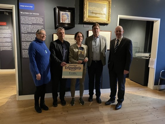 Uitreiking van de prijs. Met officials van de provincie, gemeente en Landschap en Erfgoed Nederland. In het midden artistiek leider van het museum Werner van den Belt en auteur van De SmeekbedeLianne Damen