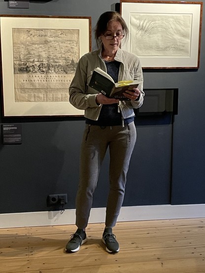 Lianne Damen, auteur van De Smeekbede leest een passage uit het boek voor in het Stedelijk Museum Vianen