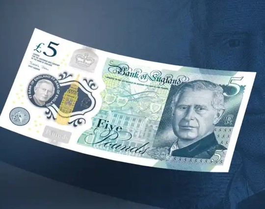 An image of the new UK five-pound note, featuring a portrait of King Charles where his mother ought to be.