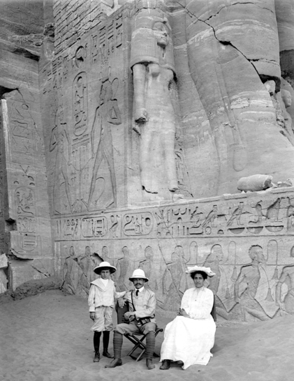Breasted et sa famille devant l'entrée du Grand Temple d'Abou Simbel en 1906 (archives de l'Université de Chicago/Oriental Institute Museum)