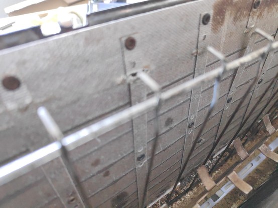 Foto frontal del panel de los filamentos del tostador, donde se puede apreciar que han desaparecido las dos filas superiores.