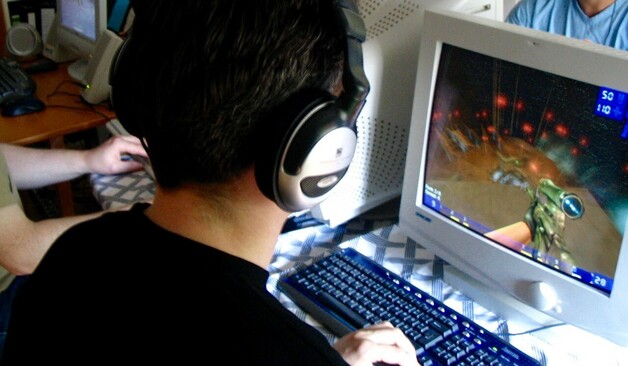 Spieler auf einer LAN-Party, der Unreal Tournament 99 spielt