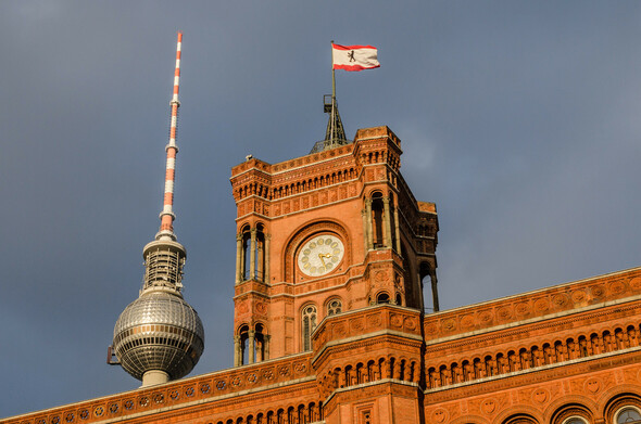 Rotes Rathaus mit Fernsehturm
Bildquelle: riebevonsehl // AdobeStock