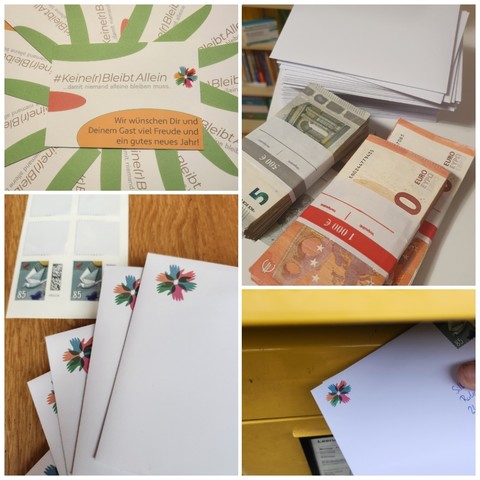 Eine Kollage aus vier Bildern: Bild 1: Die Postkarten für den SocialFund. Bild 2. Stapel Bargeld. Bild 3. Die Frankierung der Umschläge. Bild 4: Die Entsendung via Briefkasten.