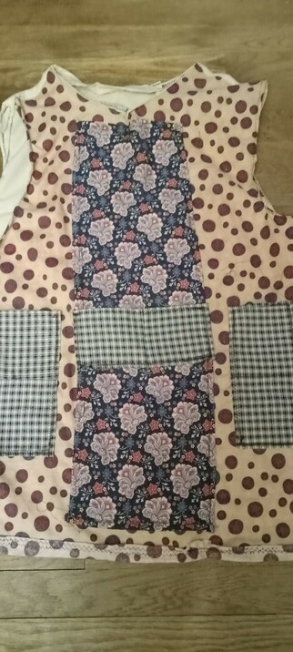 Gardening apron with pockets sewn from thriftstore fabric.  #sewing