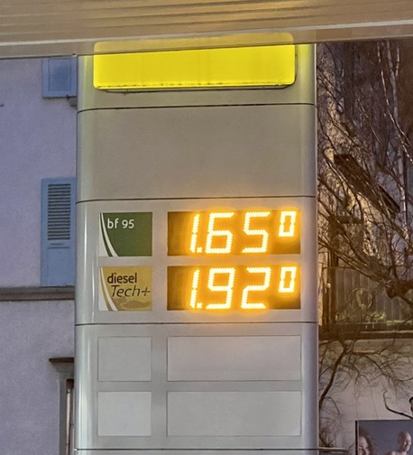 Leucht-Anschrift bei Tankstelle:
Bleifrei 95 = CHF 1.65
Diesel = 1.92