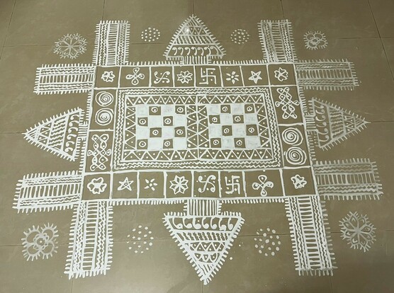A complex free hand drawn Kolam