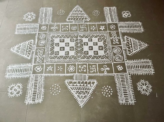 Free hand drawing of an elaborate design made with rice flour.