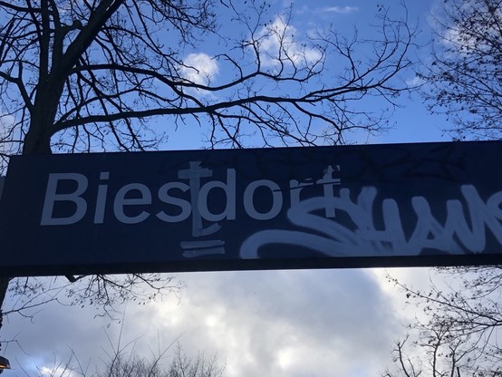 Schild von S-Bahnhaltestelle in Berlin, von „Biesdorf“ abgeändert in „Biestdorf“