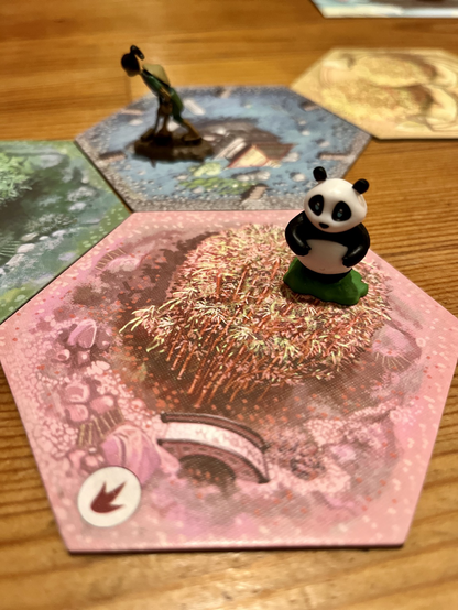 Takenoko. Pandafigur auf rosa Sechseck-Plättchen. 