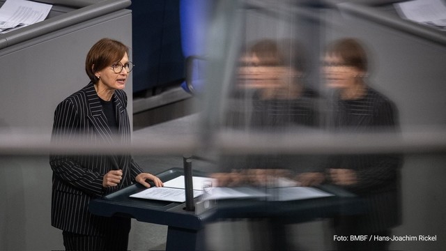 Bettina Stark-Watzinger am Rednerpult des Bundestags