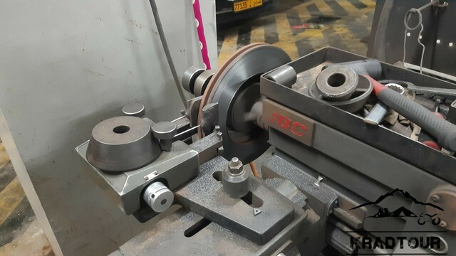 Bremsscheibe wird abgedreht (Innenansicht).