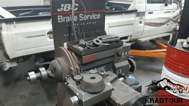 Bremsscheiben Service Maschine.

Dreht Innen-und Außenseite der Bremsscheibe gleichzeitig ab.