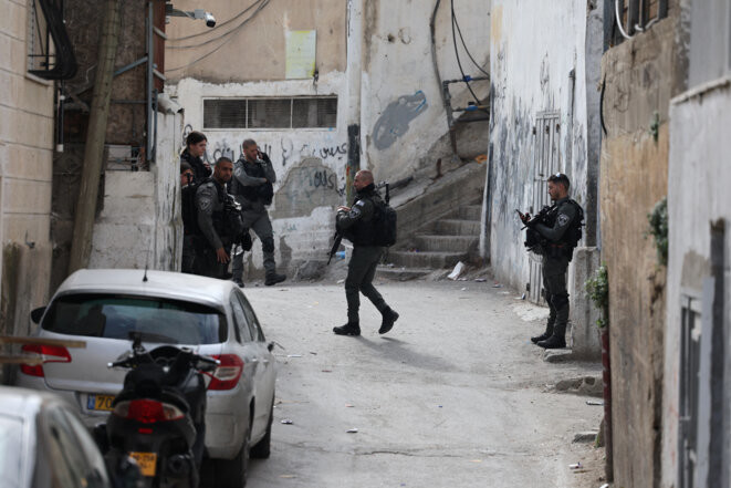 Des soldats israéliens arrivent devant la maison familiale du tireur qui a tué sept personnes le 27 janvier, dans le quartier d’al-Tur à Jérusalem-Est, le 29 janvier 2023. © Photo Ahmad Gharabli / AFP