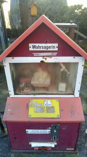 Dasselbe Häuschen, nur dass der Zettel jetzt besagt, dass sie in Rente gegangen ist.