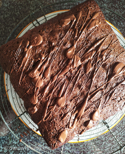Gâteau carré au chocolat avec des projections de chocolat comme déco 