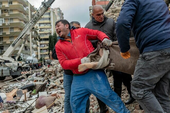 Des sauveteurs portent un corps retrouvé dans les décombres à Adana en Turquie, le 6 février 2023. © Photo Can Erok / AFP