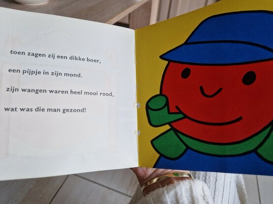 Toen zagen zij een dikke boer
Een pijpje in zijn mond
Zijn wangen waren heel mooi rood
Wat was die man gezond!