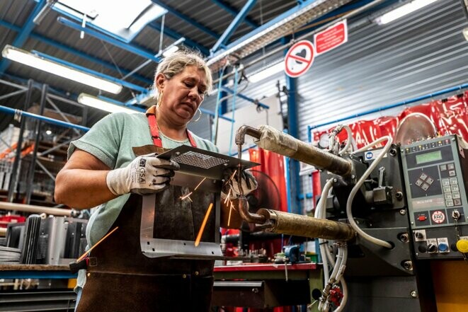 Une ouvrière d’une usine de fabrication d’éclairages scéniques dans les Hauts de France en 2021. © Photo Xavier Popy / REA