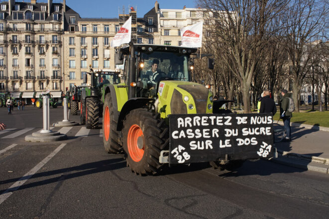 Arrivée des tracteurs de la FNSEA et des JA sur l'esplanade des Invalides à Paris, le 8 février. © Photo Amélie Poinssot / Mediapart