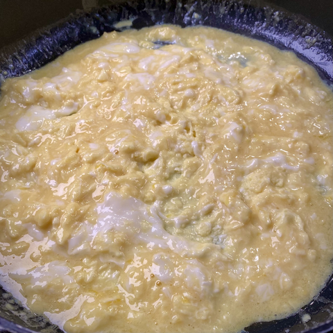 Spreading egg curds evenly