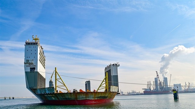 De Boka-Vanguard, een schip van Boskalis, bij de Tweede Maasvlakte. © ANP