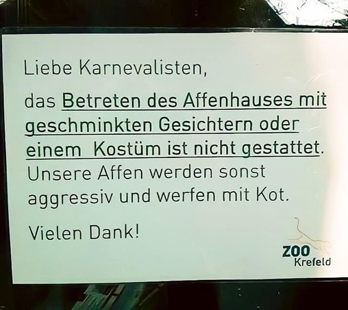 Schild im Zoo Krefeld mit der Aufschrift "das Betreten des Affenhauses mit geschminkten Gesichtern oder einem Köstum ist nicht gestattet. Unsere Affen werden sonst aggressiv und werfen mit Kot."