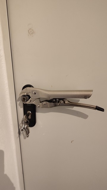 Tür mit Gripzange statt Klinke